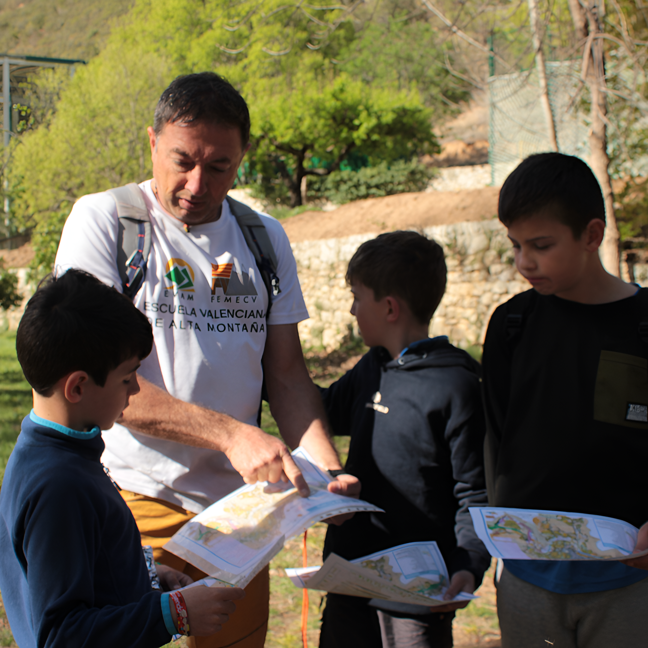 vicent enseñando orientacion a los más peques